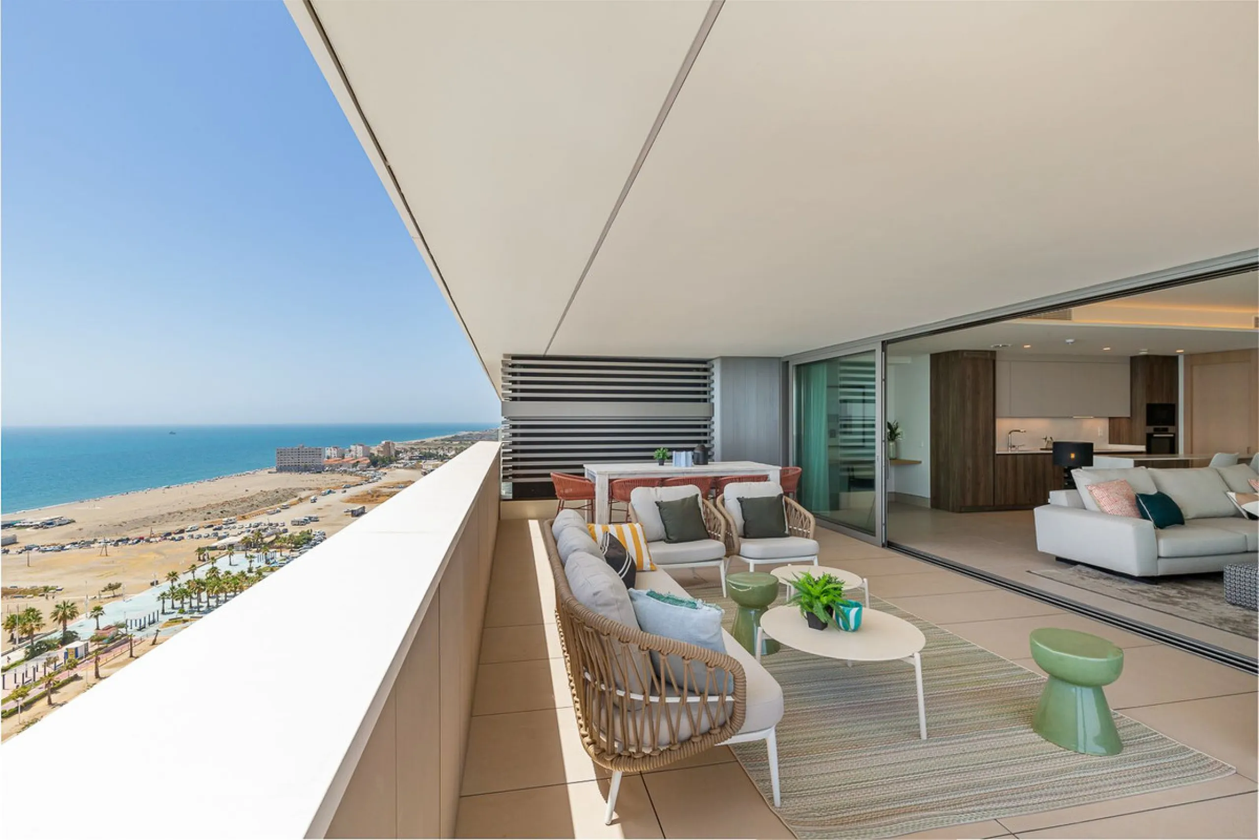 This brand new apartment is located on the 15th floor of the emblematic Málaga Towers, recently finished.