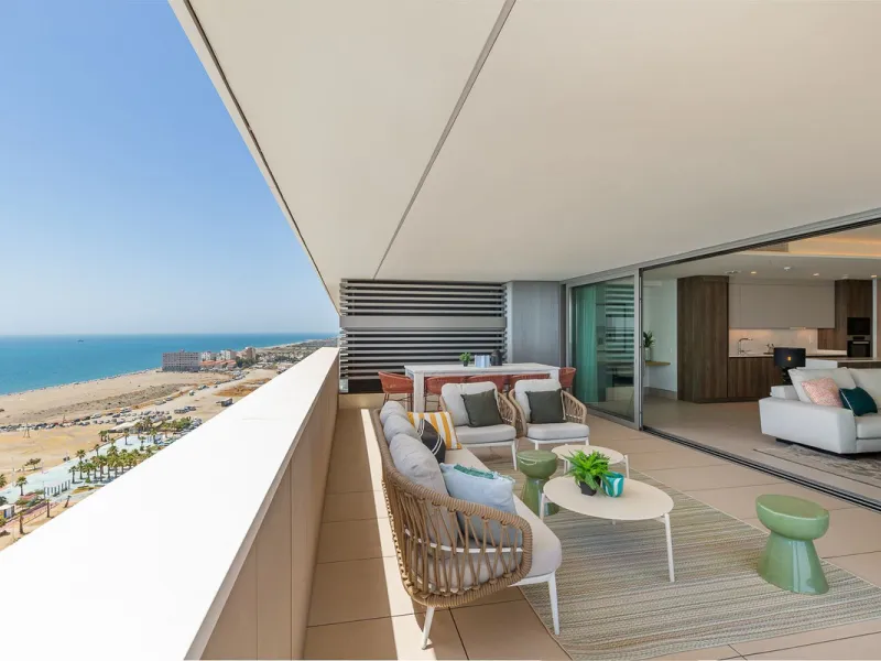 This brand new apartment is located on the 15th floor of the emblematic Málaga Towers, recently finished.