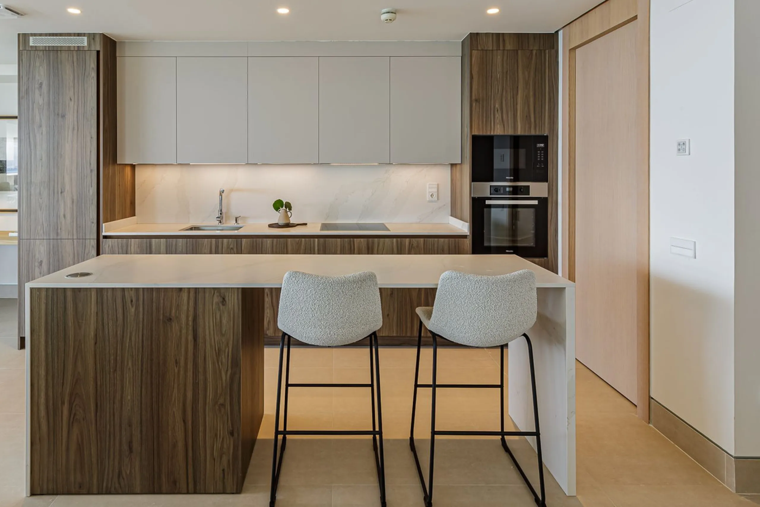This brand new apartment is located on the 15th floor of the emblematic Málaga Towers, recently finished.