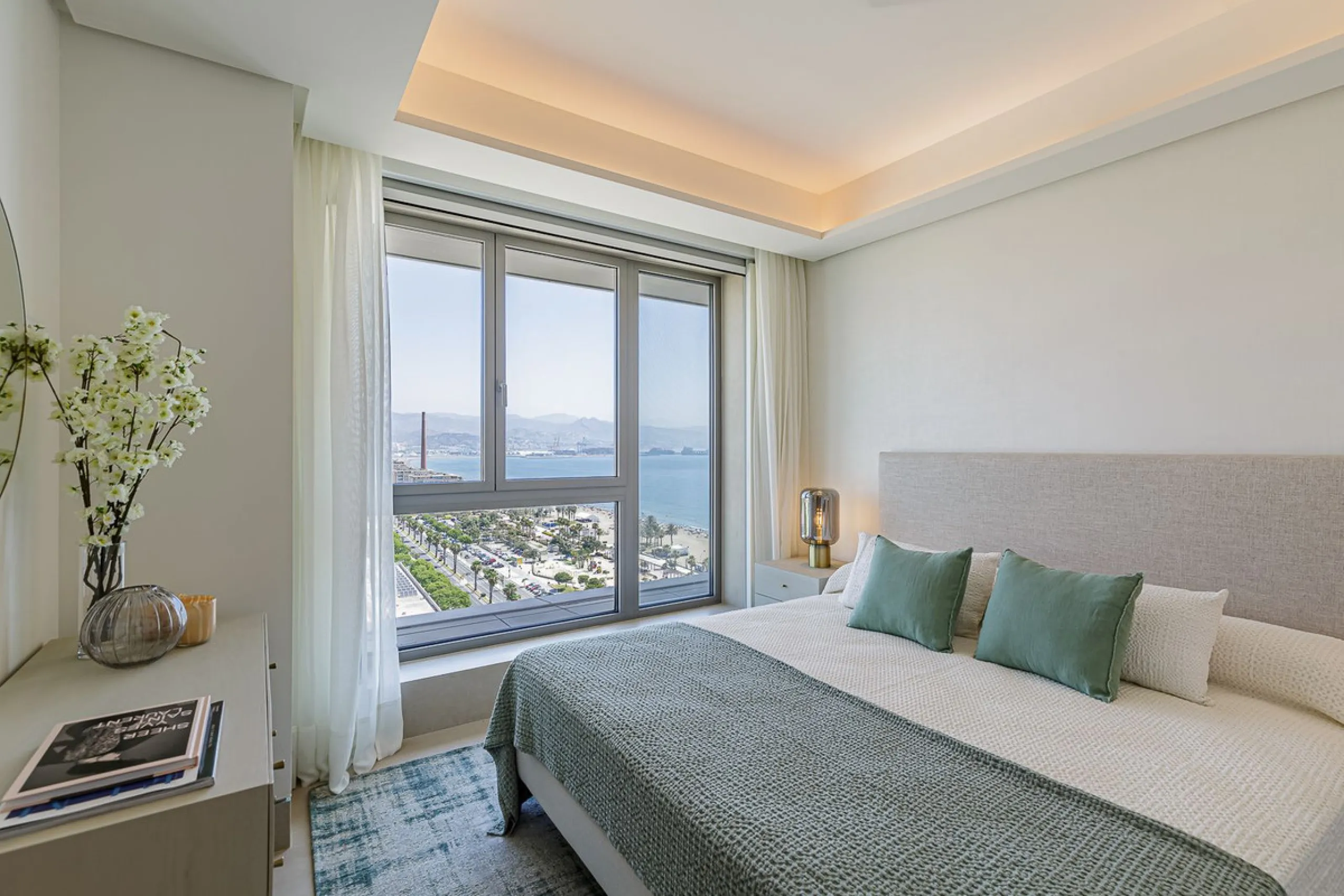 This brand new apartment is located on the 15th floor of the emblematic Málaga Towers, recently finished.