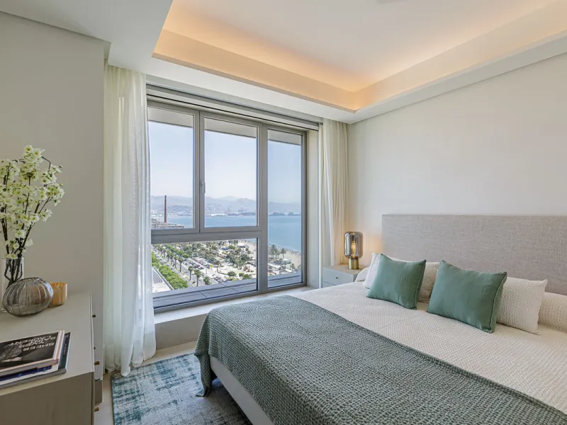 This brand new apartment is located on the 15th floor of the emblematic Málaga Towers, recently finished.