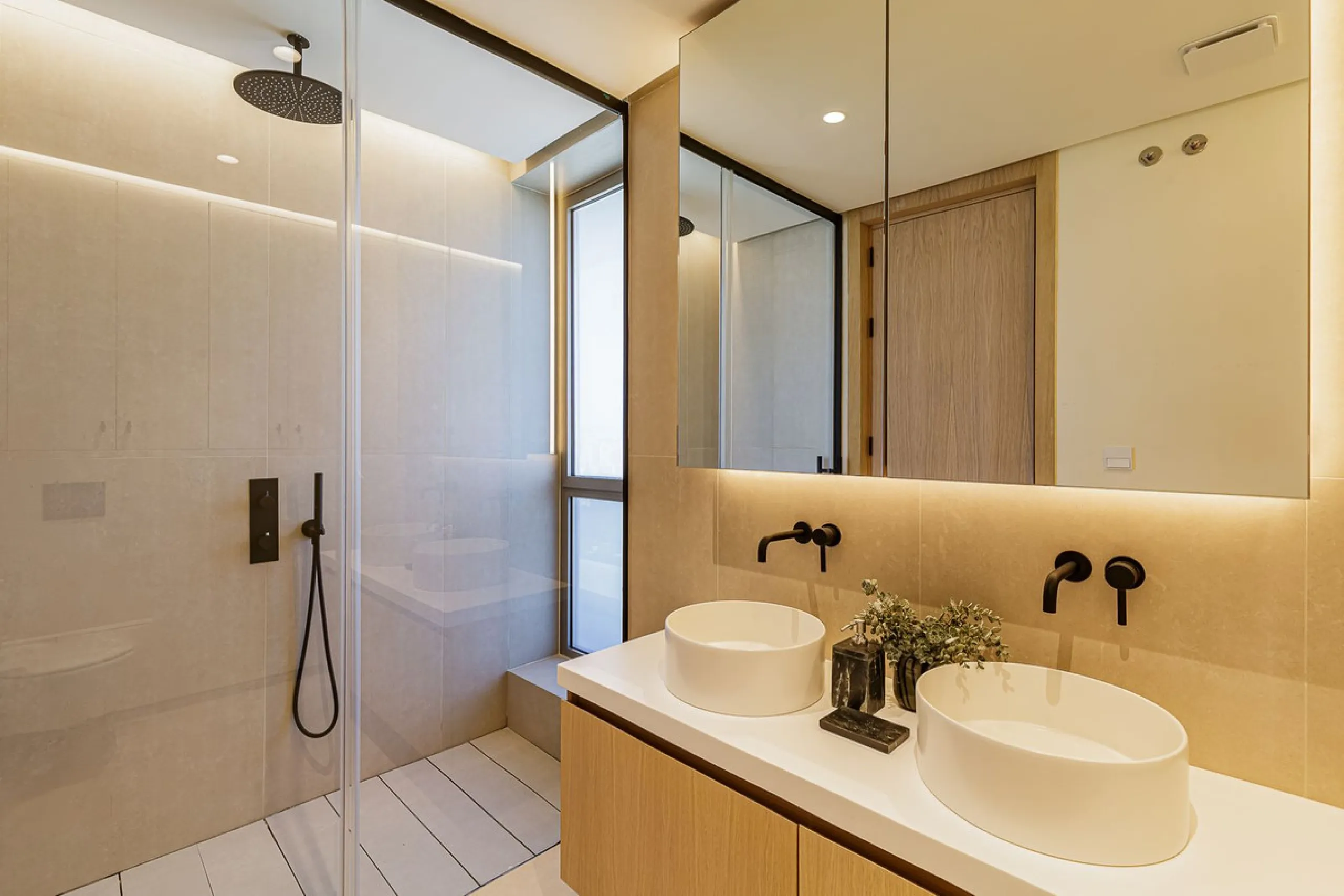 This brand new apartment is located on the 15th floor of the emblematic Málaga Towers, recently finished.