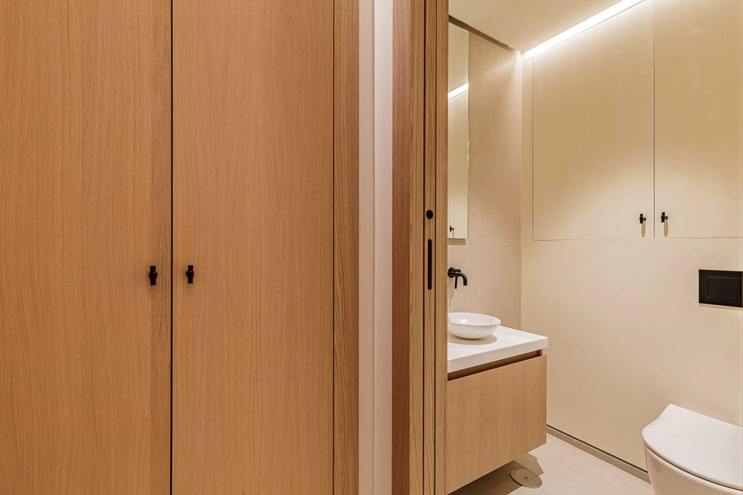 This brand new apartment is located on the 15th floor of the emblematic Málaga Towers, recently finished.