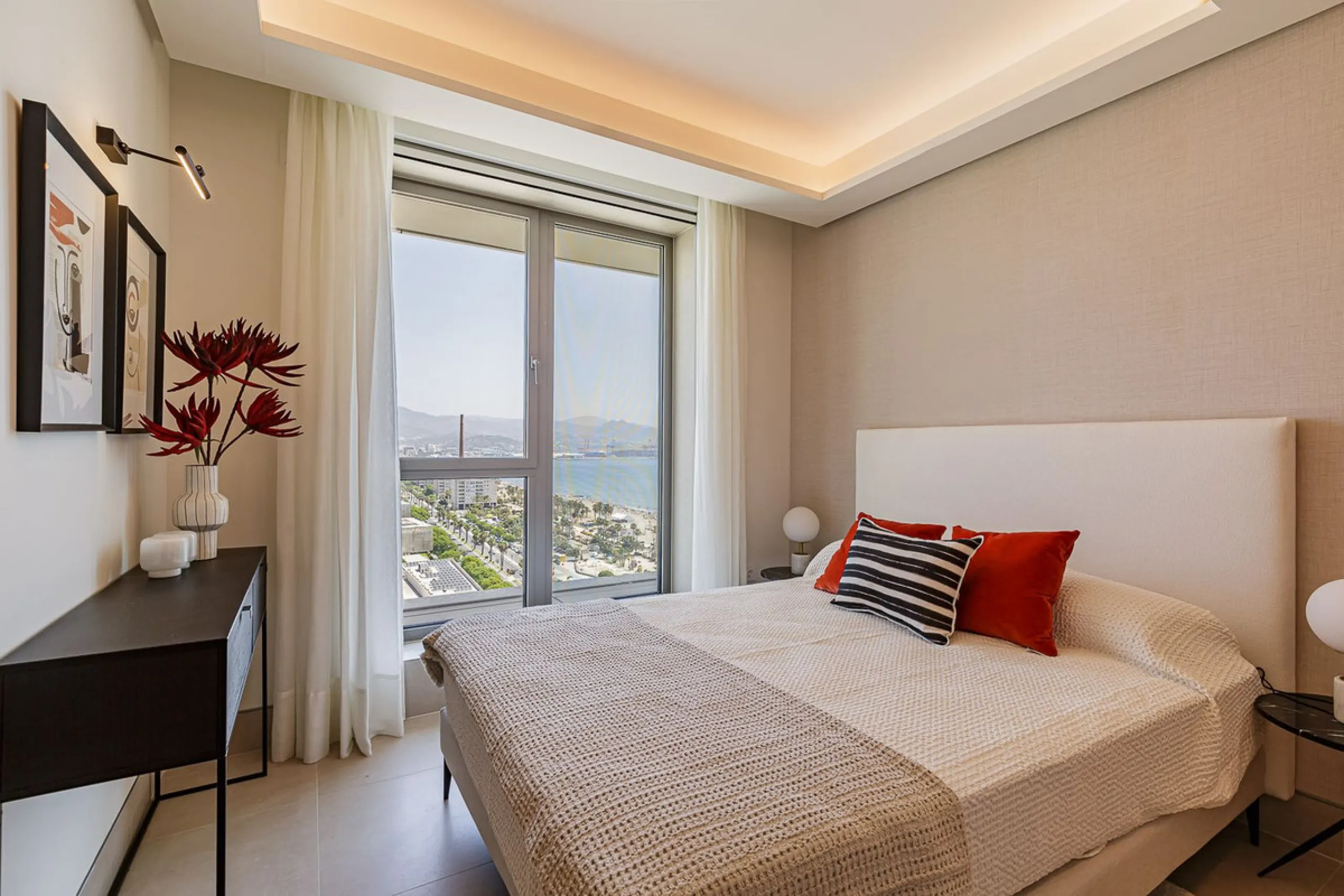 This brand new apartment is located on the 15th floor of the emblematic Málaga Towers, recently finished.
