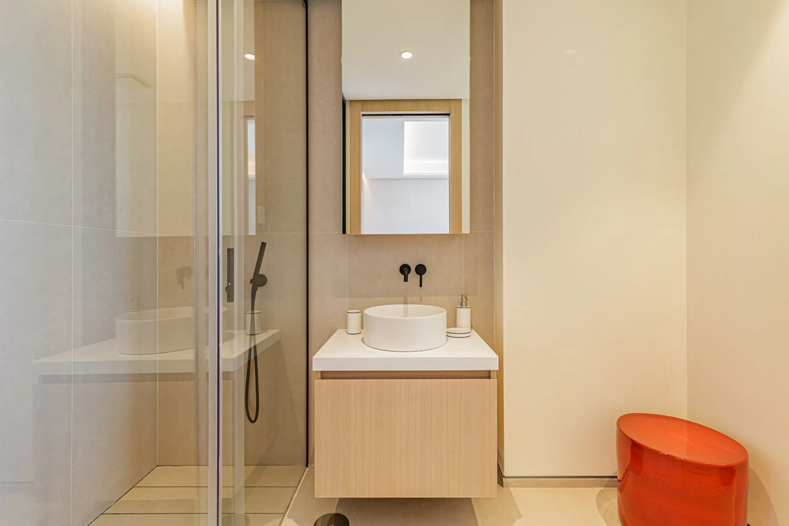 This brand new apartment is located on the 15th floor of the emblematic Málaga Towers, recently finished.