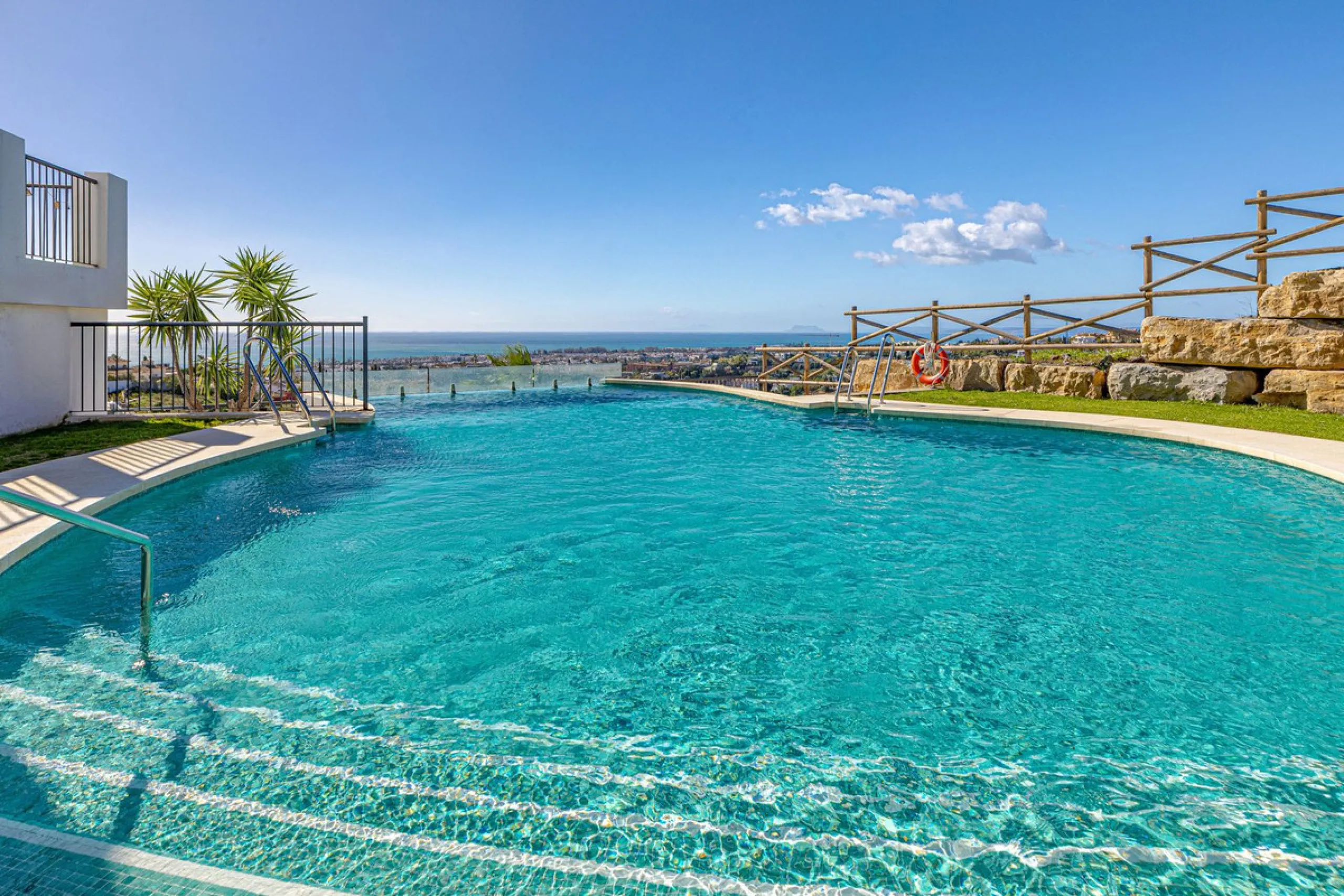 Welcome to this modern and stylish home in the popular Paraiso Pueblo in Benahavís. Here you are greeted by a bright residence with an open-plan layout where the kitchen and living room blend harmoniously together. The kitchen is tastefully designed with 