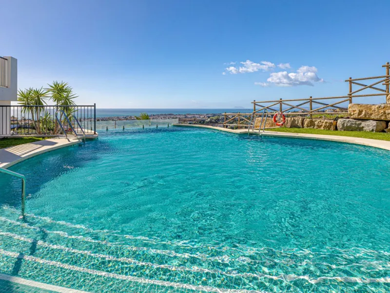 Welcome to this modern and stylish home in the popular Paraiso Pueblo in Benahavís. Here you are greeted by a bright residence with an open-plan layout where the kitchen and living room blend harmoniously together. The kitchen is tastefully designed with 