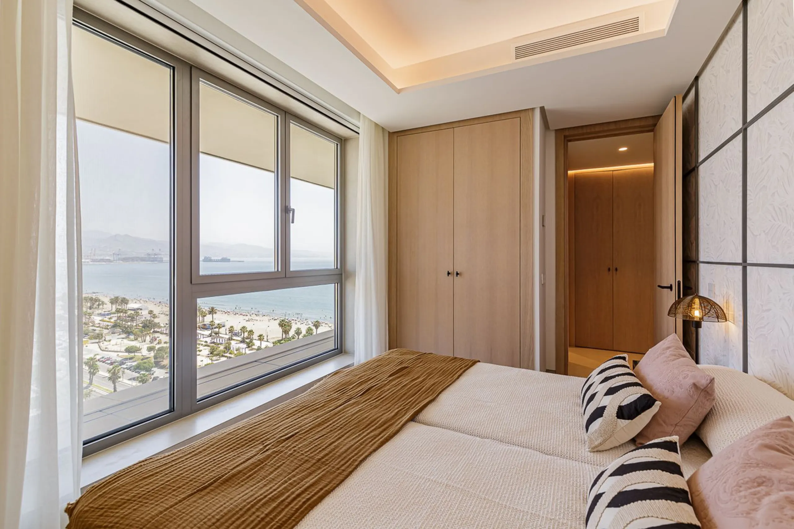 This brand new apartment is located on the 15th floor of the emblematic Málaga Towers, recently finished.
