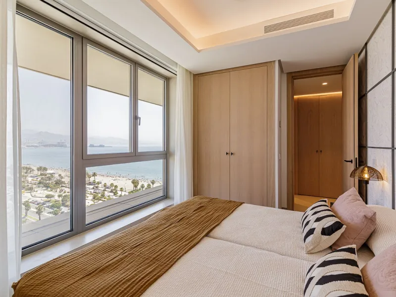 This brand new apartment is located on the 15th floor of the emblematic Málaga Towers, recently finished.
