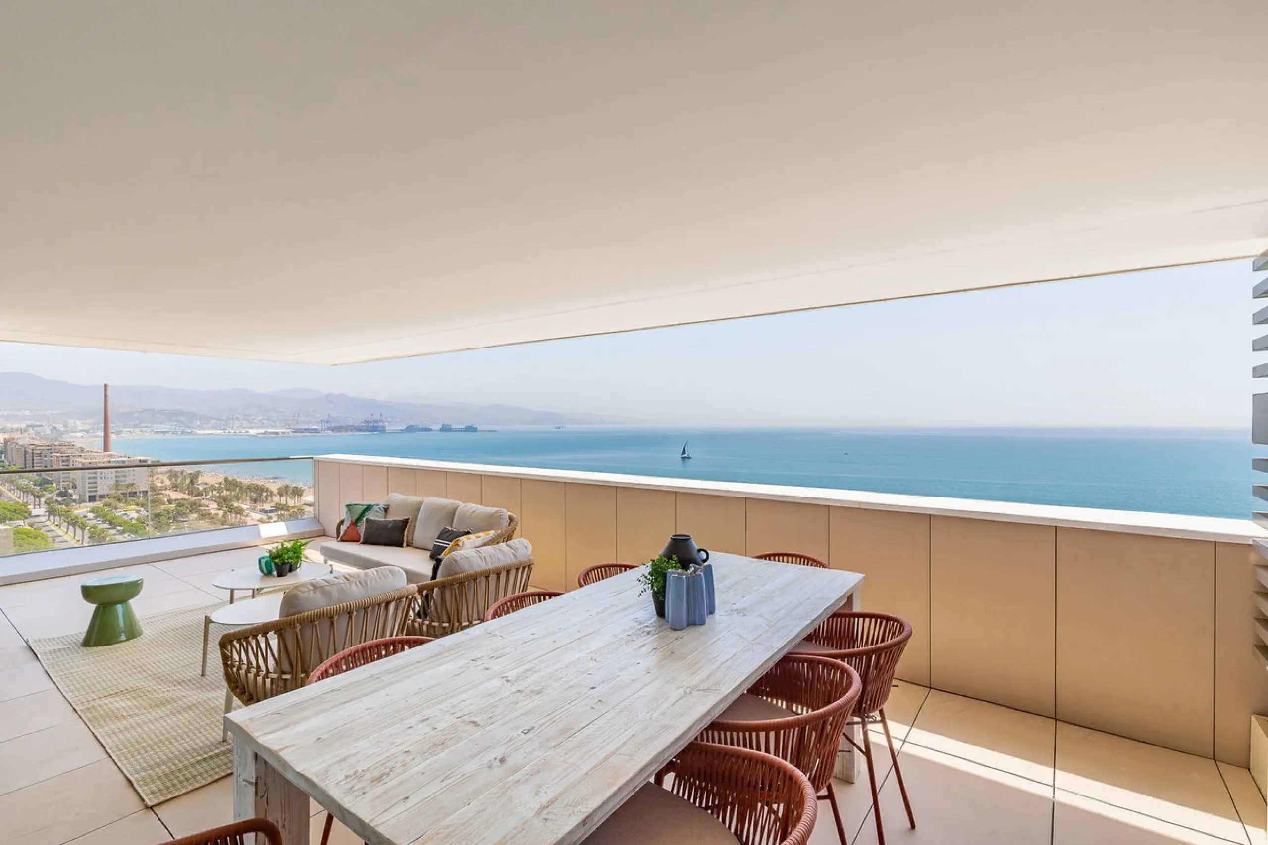 This brand new apartment is located on the 15th floor of the emblematic Málaga Towers, recently finished.