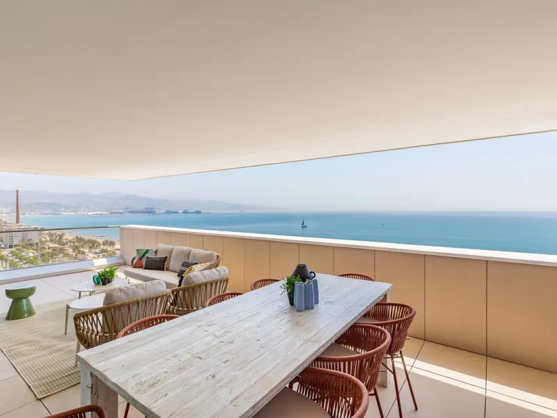 This brand new apartment is located on the 15th floor of the emblematic Málaga Towers, recently finished.