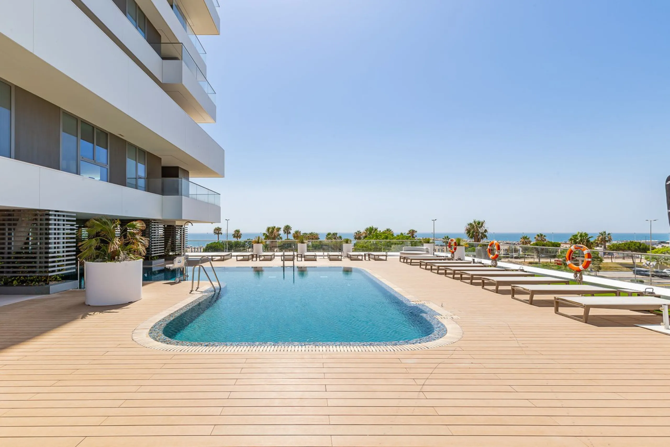 This brand new apartment is located on the 15th floor of the emblematic Málaga Towers, recently finished.