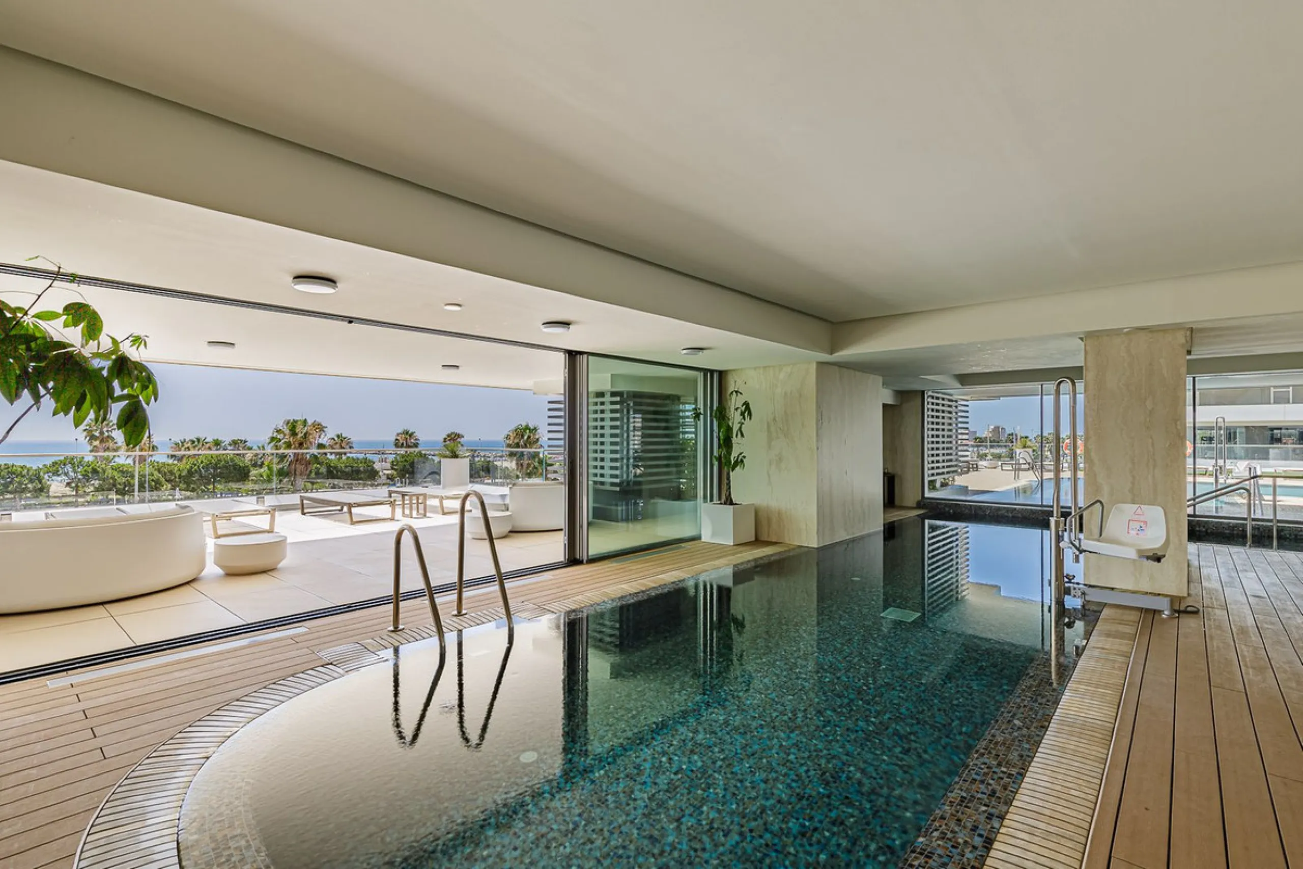 This brand new apartment is located on the 15th floor of the emblematic Málaga Towers, recently finished.