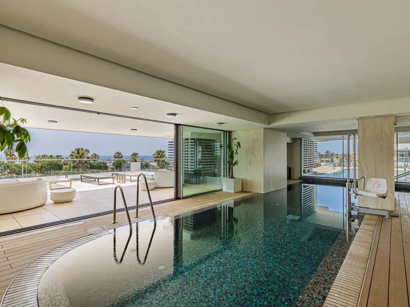 This brand new apartment is located on the 15th floor of the emblematic Málaga Towers, recently finished.