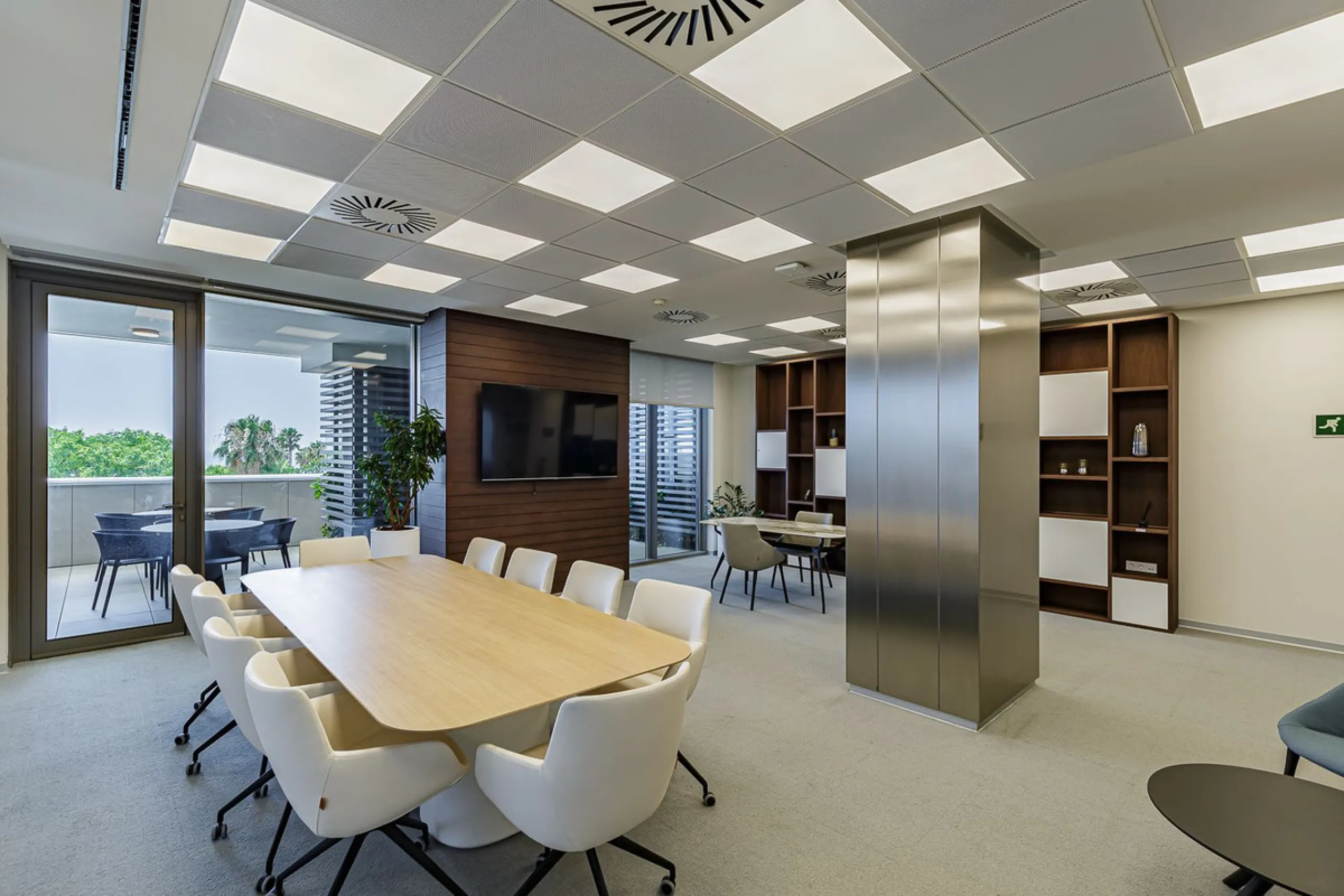 This brand new apartment is located on the 15th floor of the emblematic Málaga Towers, recently finished.
