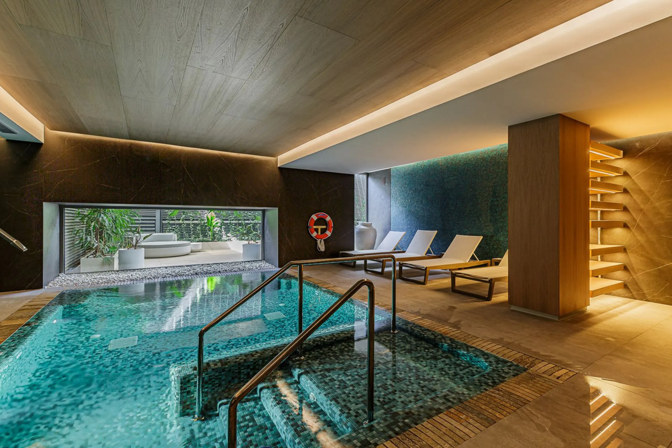 This brand new apartment is located on the 15th floor of the emblematic Málaga Towers, recently finished.