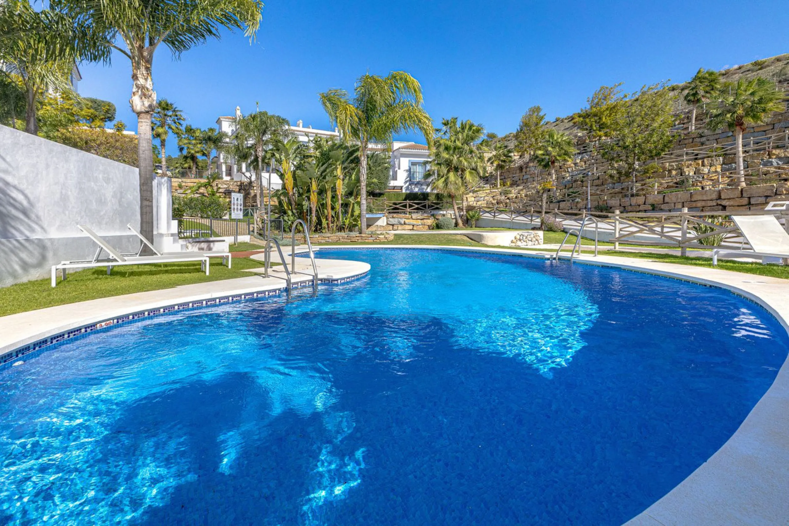 Welcome to this modern and stylish home in the popular Paraiso Pueblo in Benahavís. Here you are greeted by a bright residence with an open-plan layout where the kitchen and living room blend harmoniously together. The kitchen is tastefully designed with 