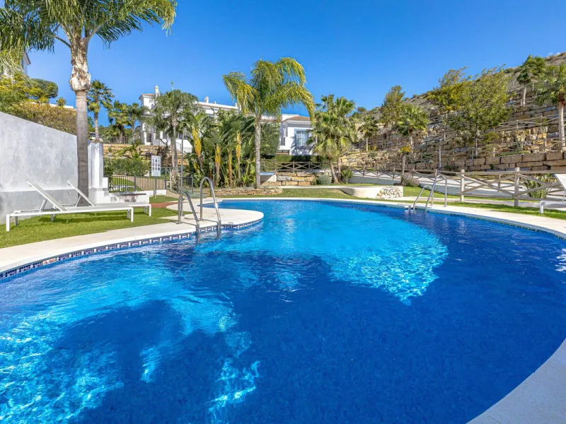 Welcome to this modern and stylish home in the popular Paraiso Pueblo in Benahavís. Here you are greeted by a bright residence with an open-plan layout where the kitchen and living room blend harmoniously together. The kitchen is tastefully designed with 