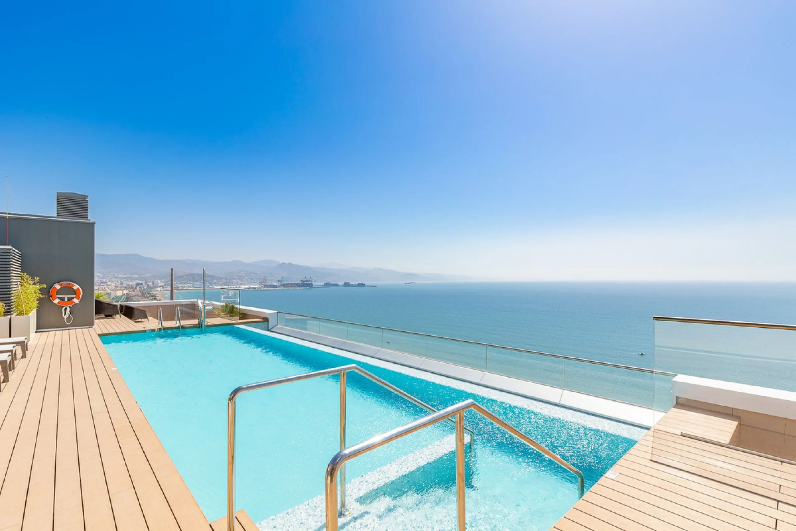 This brand new apartment is located on the 15th floor of the emblematic Málaga Towers, recently finished.