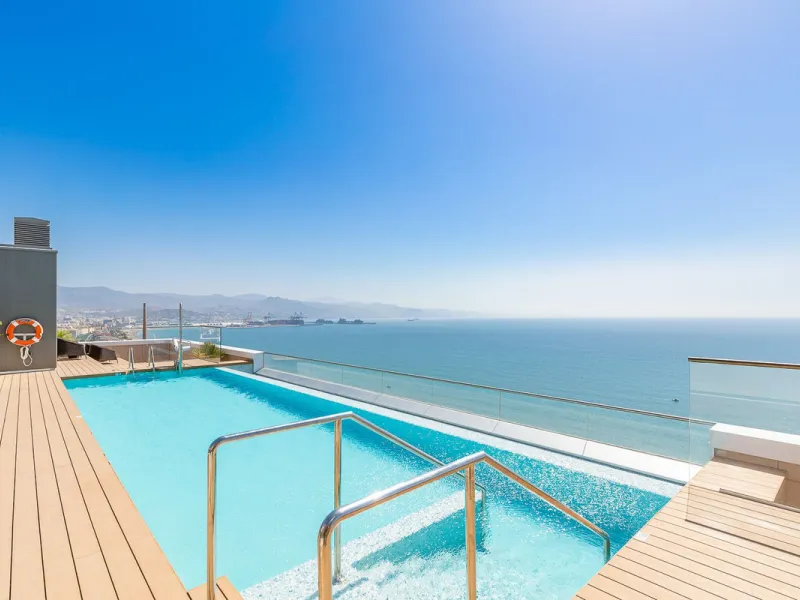 This brand new apartment is located on the 15th floor of the emblematic Málaga Towers, recently finished.