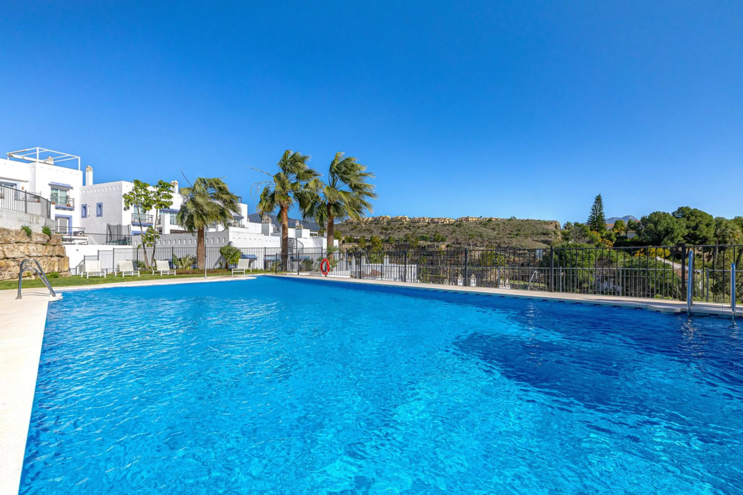 Welcome to this modern and stylish home in the popular Paraiso Pueblo in Benahavís. Here you are greeted by a bright residence with an open-plan layout where the kitchen and living room blend harmoniously together. The kitchen is tastefully designed with 