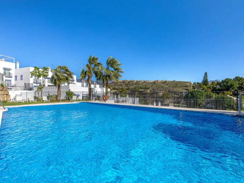 Welcome to this modern and stylish home in the popular Paraiso Pueblo in Benahavís. Here you are greeted by a bright residence with an open-plan layout where the kitchen and living room blend harmoniously together. The kitchen is tastefully designed with 