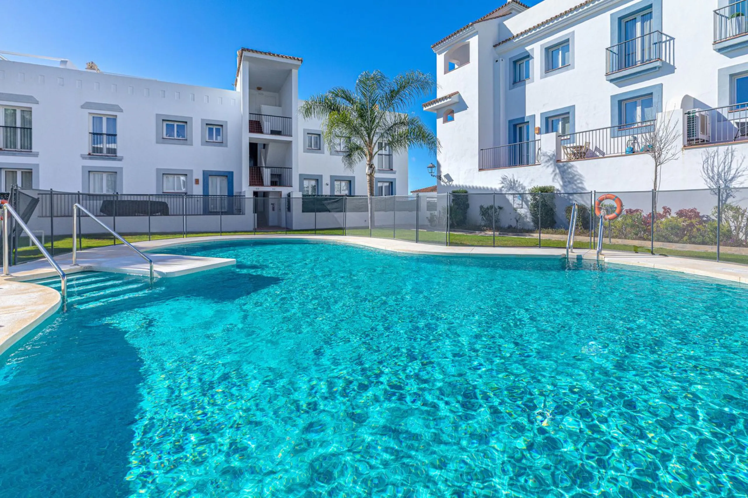 Welcome to this modern and stylish home in the popular Paraiso Pueblo in Benahavís. Here you are greeted by a bright residence with an open-plan layout where the kitchen and living room blend harmoniously together. The kitchen is tastefully designed with 