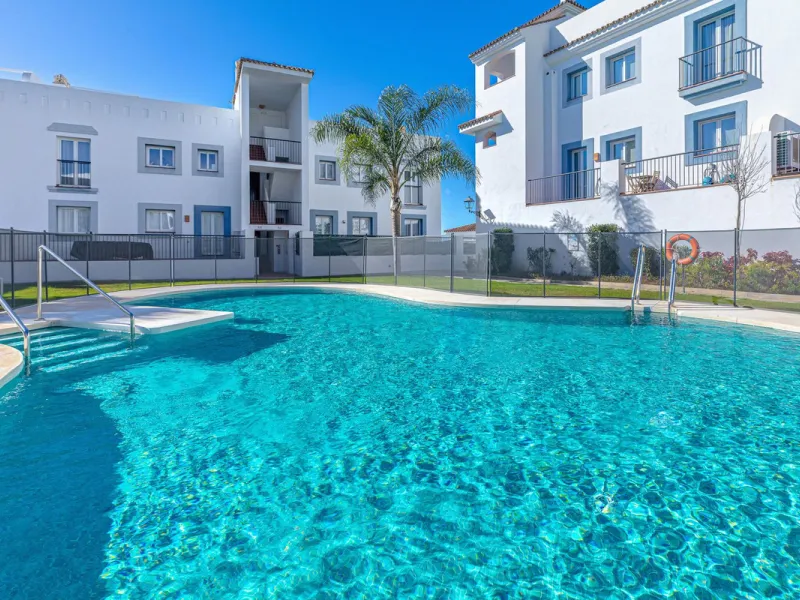 Welcome to this modern and stylish home in the popular Paraiso Pueblo in Benahavís. Here you are greeted by a bright residence with an open-plan layout where the kitchen and living room blend harmoniously together. The kitchen is tastefully designed with 