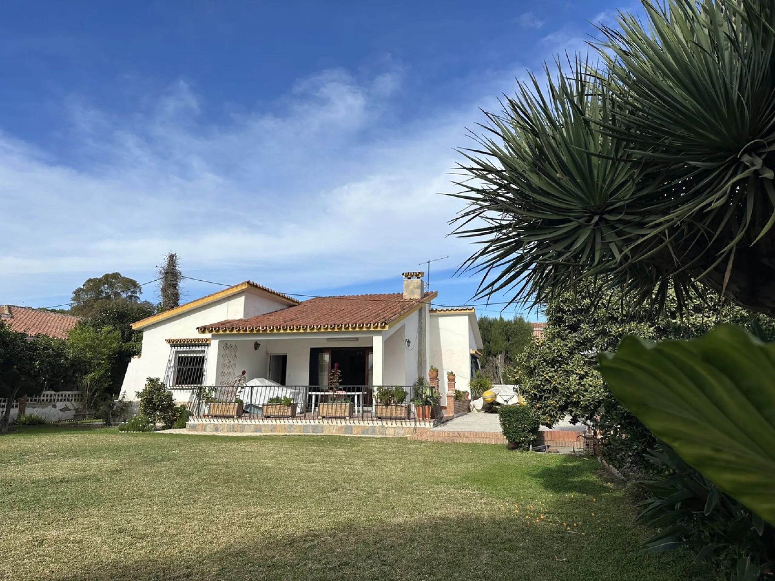 House - Detached Villa в продаже в Rincón de la Victoria, Málaga. В доме 4 спален и 2 ванных комнат. Площадь дома 182 м². Площадь участка 750 м²
