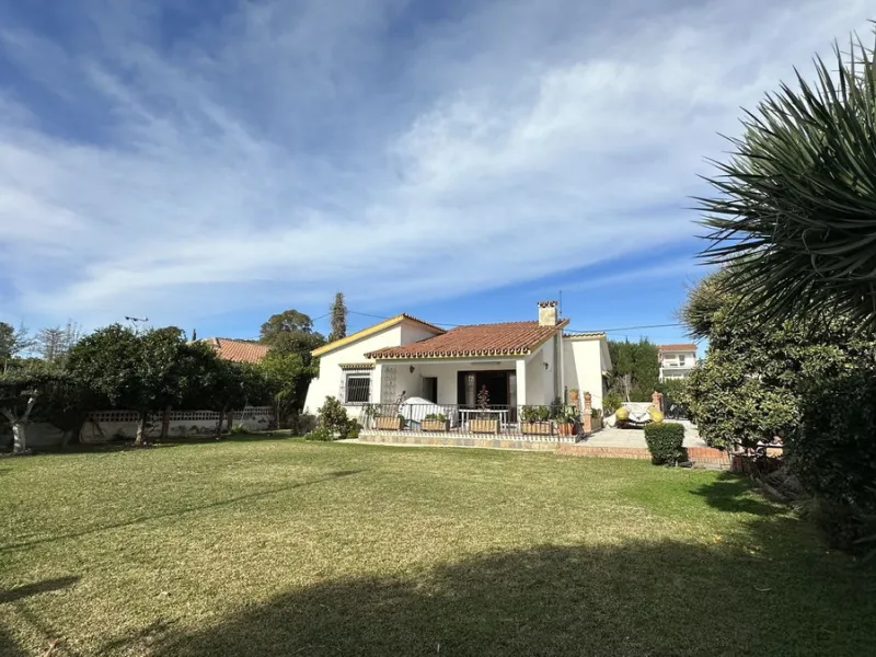 House - Detached Villa в продаже в Rincón de la Victoria, Málaga. В доме 4 спален и 2 ванных комнат. Площадь дома 182 м². Площадь участка 750 м²