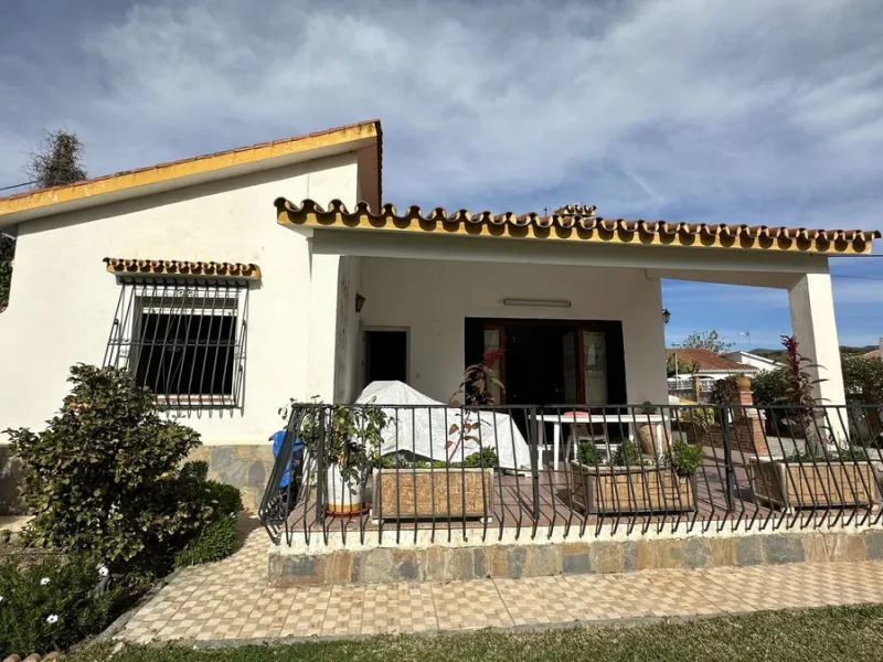 House - Detached Villa в продаже в Rincón de la Victoria, Málaga. В доме 4 спален и 2 ванных комнат. Площадь дома 182 м². Площадь участка 750 м²