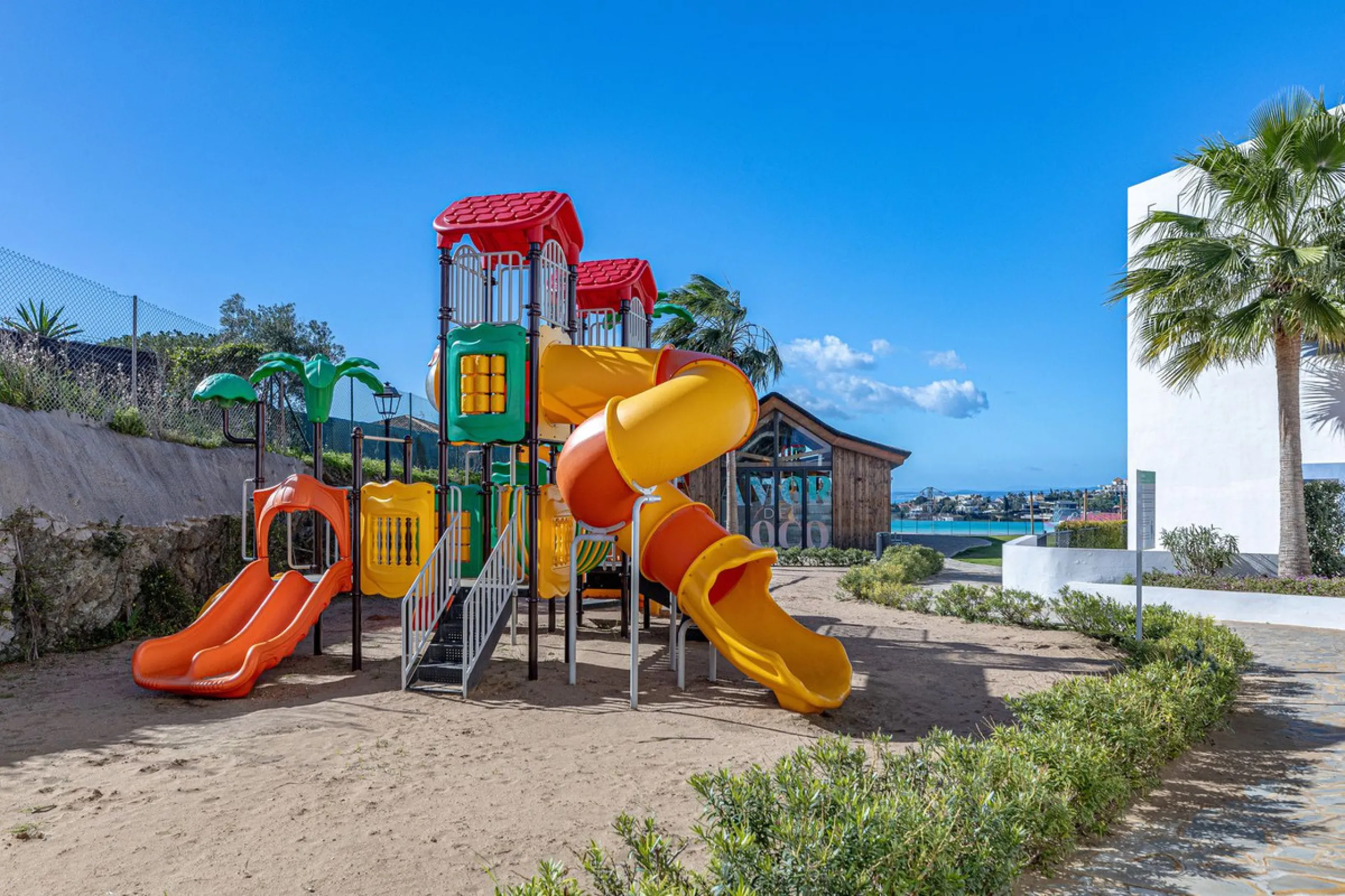 Welcome to this modern and stylish home in the popular Paraiso Pueblo in Benahavís. Here you are greeted by a bright residence with an open-plan layout where the kitchen and living room blend harmoniously together. The kitchen is tastefully designed with 