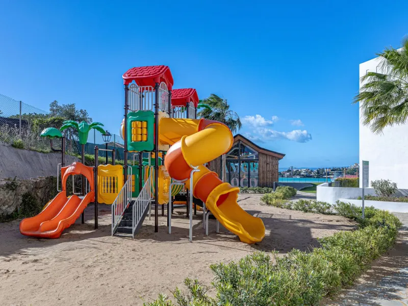 Welcome to this modern and stylish home in the popular Paraiso Pueblo in Benahavís. Here you are greeted by a bright residence with an open-plan layout where the kitchen and living room blend harmoniously together. The kitchen is tastefully designed with 