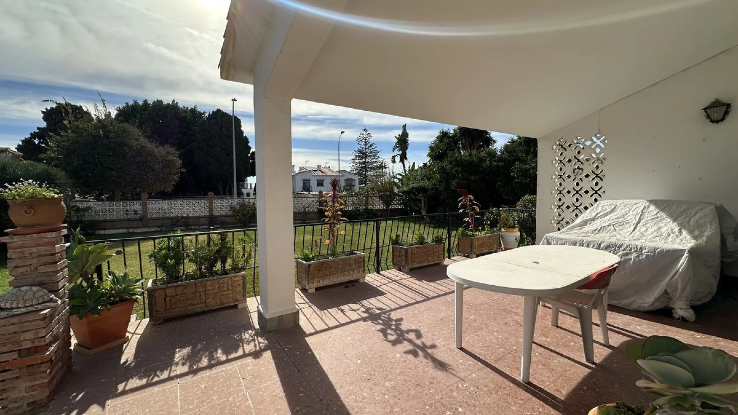 House - Detached Villa в продаже в Rincón de la Victoria, Málaga. В доме 4 спален и 2 ванных комнат. Площадь дома 182 м². Площадь участка 750 м²