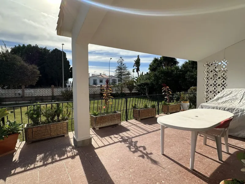 House - Detached Villa в продаже в Rincón de la Victoria, Málaga. В доме 4 спален и 2 ванных комнат. Площадь дома 182 м². Площадь участка 750 м²