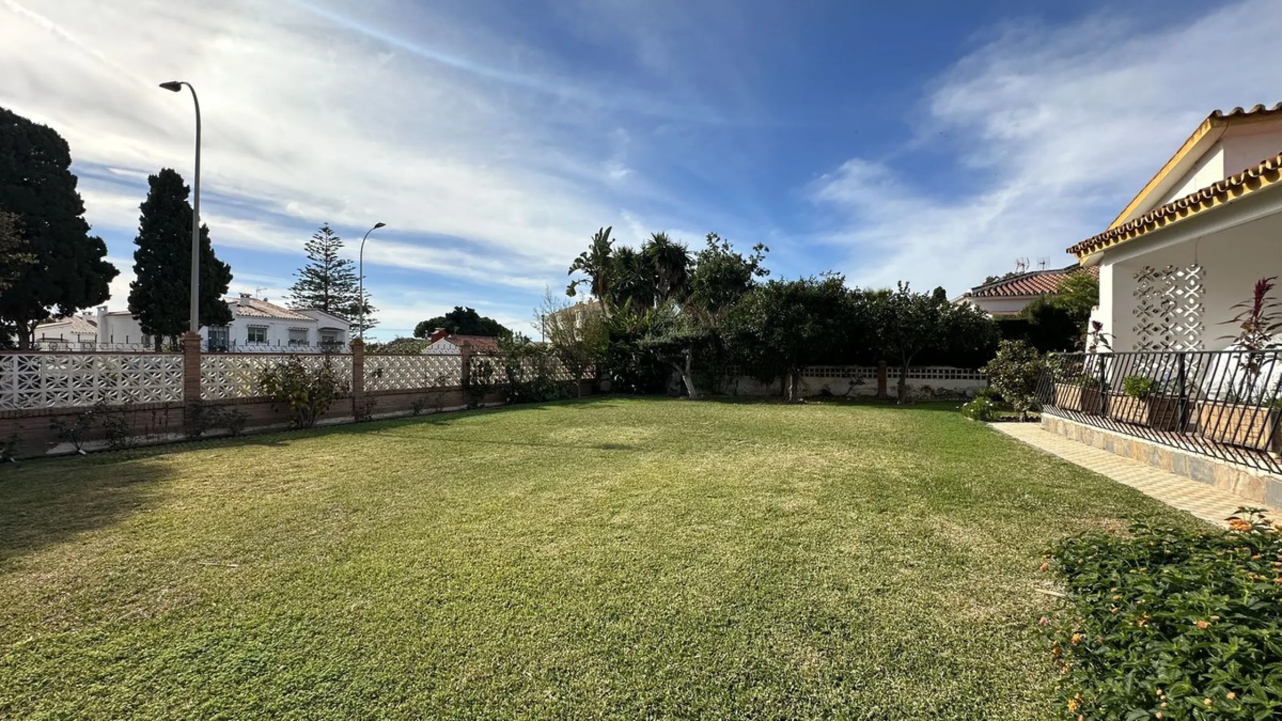 House - Detached Villa в продаже в Rincón de la Victoria, Málaga. В доме 4 спален и 2 ванных комнат. Площадь дома 182 м². Площадь участка 750 м²