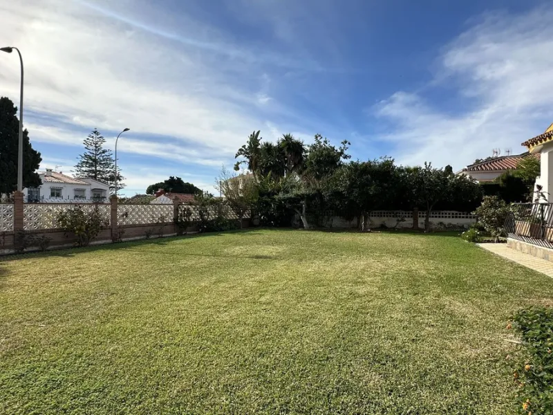 House - Detached Villa в продаже в Rincón de la Victoria, Málaga. В доме 4 спален и 2 ванных комнат. Площадь дома 182 м². Площадь участка 750 м²
