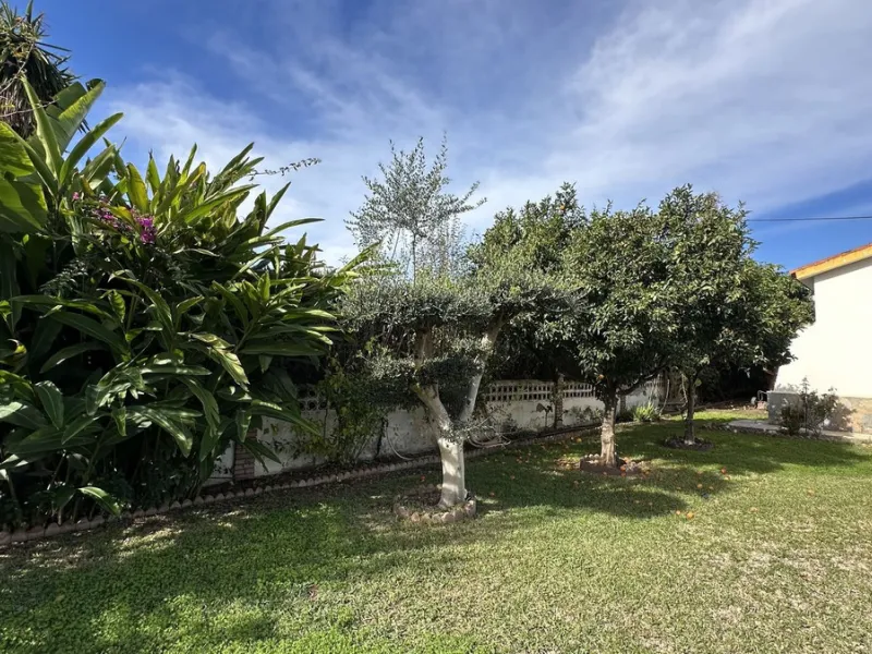 House - Detached Villa в продаже в Rincón de la Victoria, Málaga. В доме 4 спален и 2 ванных комнат. Площадь дома 182 м². Площадь участка 750 м²