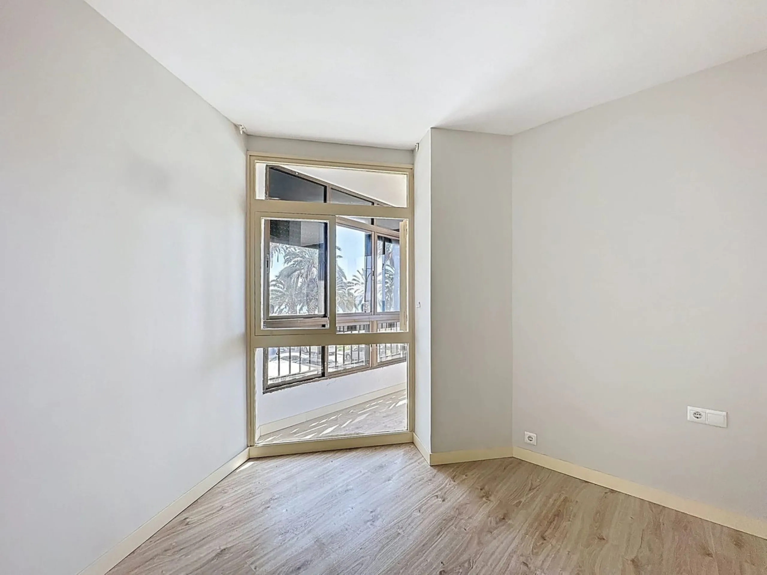 Apartment - Middle Floor Apartment в продаже в Málaga, Málaga. В доме 2 спален и 1 ванных комнат. Площадь дома 75 м²