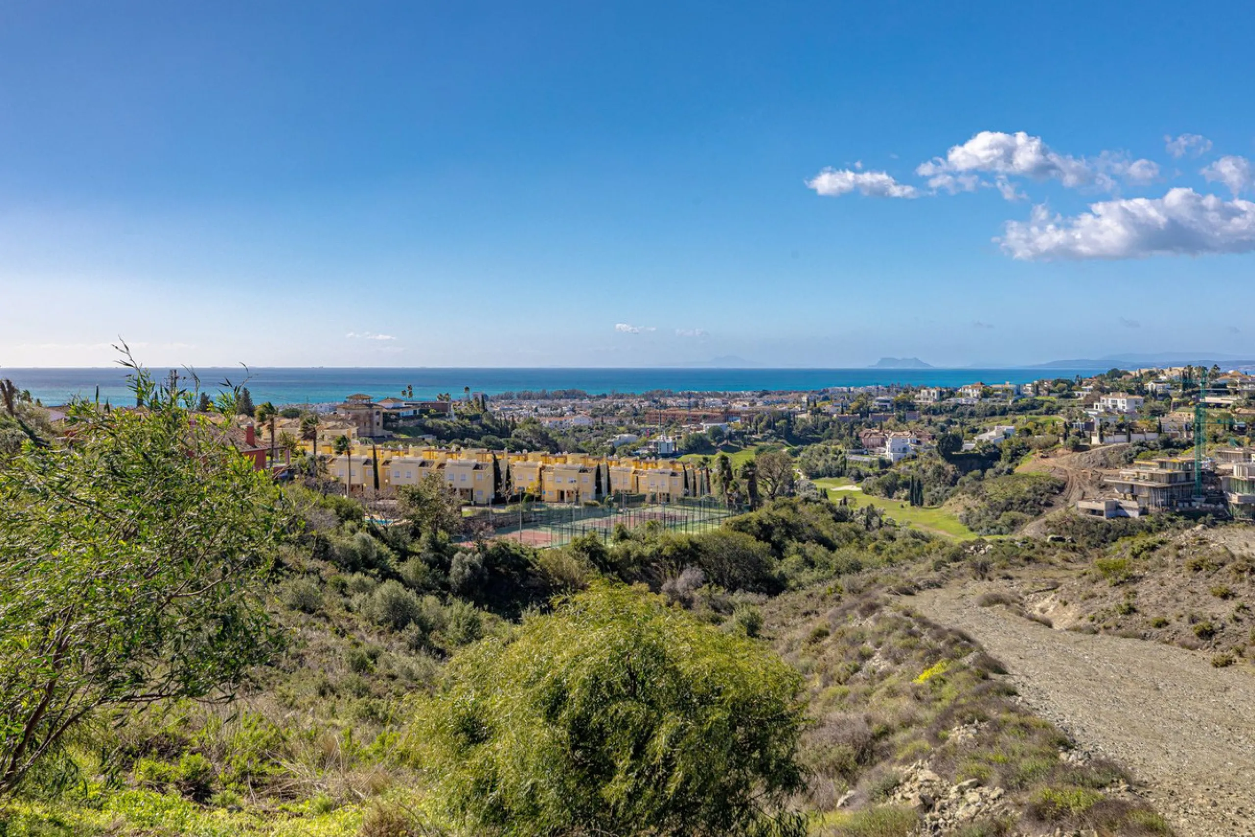 Welcome to this modern and stylish home in the popular Paraiso Pueblo in Benahavís. Here you are greeted by a bright residence with an open-plan layout where the kitchen and living room blend harmoniously together. The kitchen is tastefully designed with 