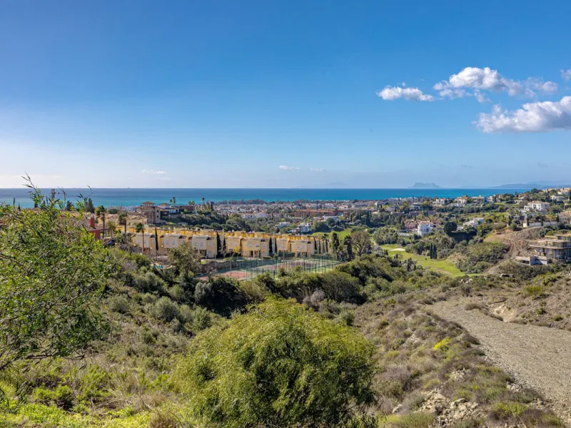 Welcome to this modern and stylish home in the popular Paraiso Pueblo in Benahavís. Here you are greeted by a bright residence with an open-plan layout where the kitchen and living room blend harmoniously together. The kitchen is tastefully designed with 