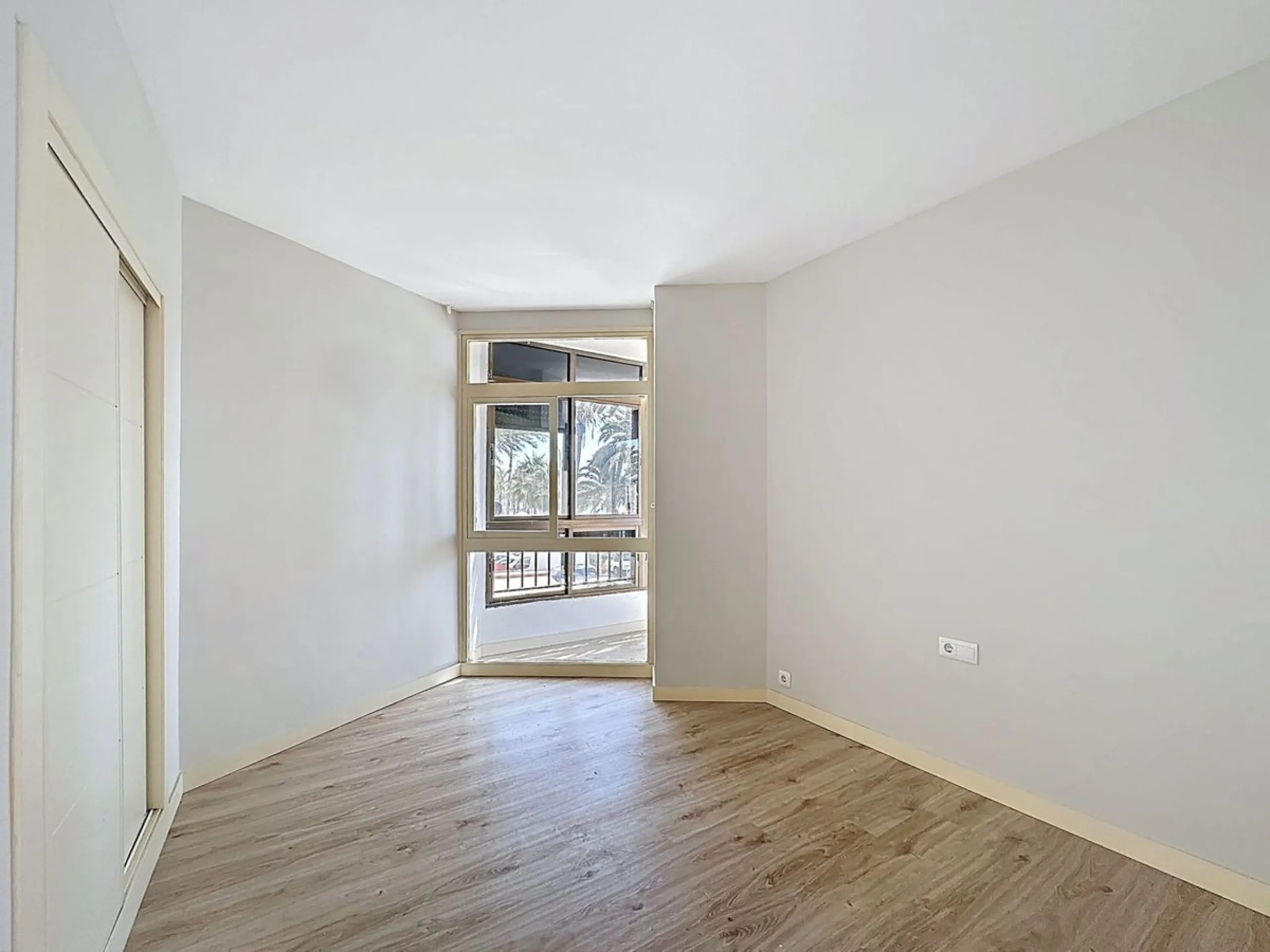 Apartment - Middle Floor Apartment в продаже в Málaga, Málaga. В доме 2 спален и 1 ванных комнат. Площадь дома 75 м²