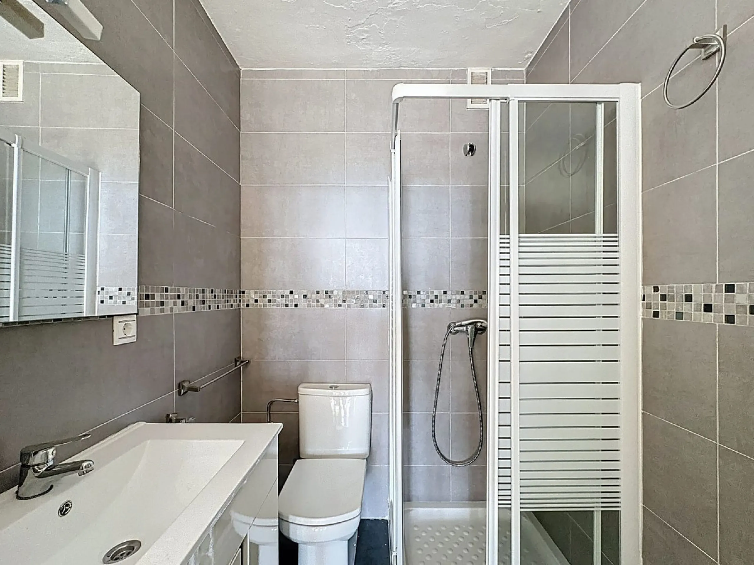 Apartment - Middle Floor Apartment в продаже в Málaga, Málaga. В доме 2 спален и 1 ванных комнат. Площадь дома 75 м²