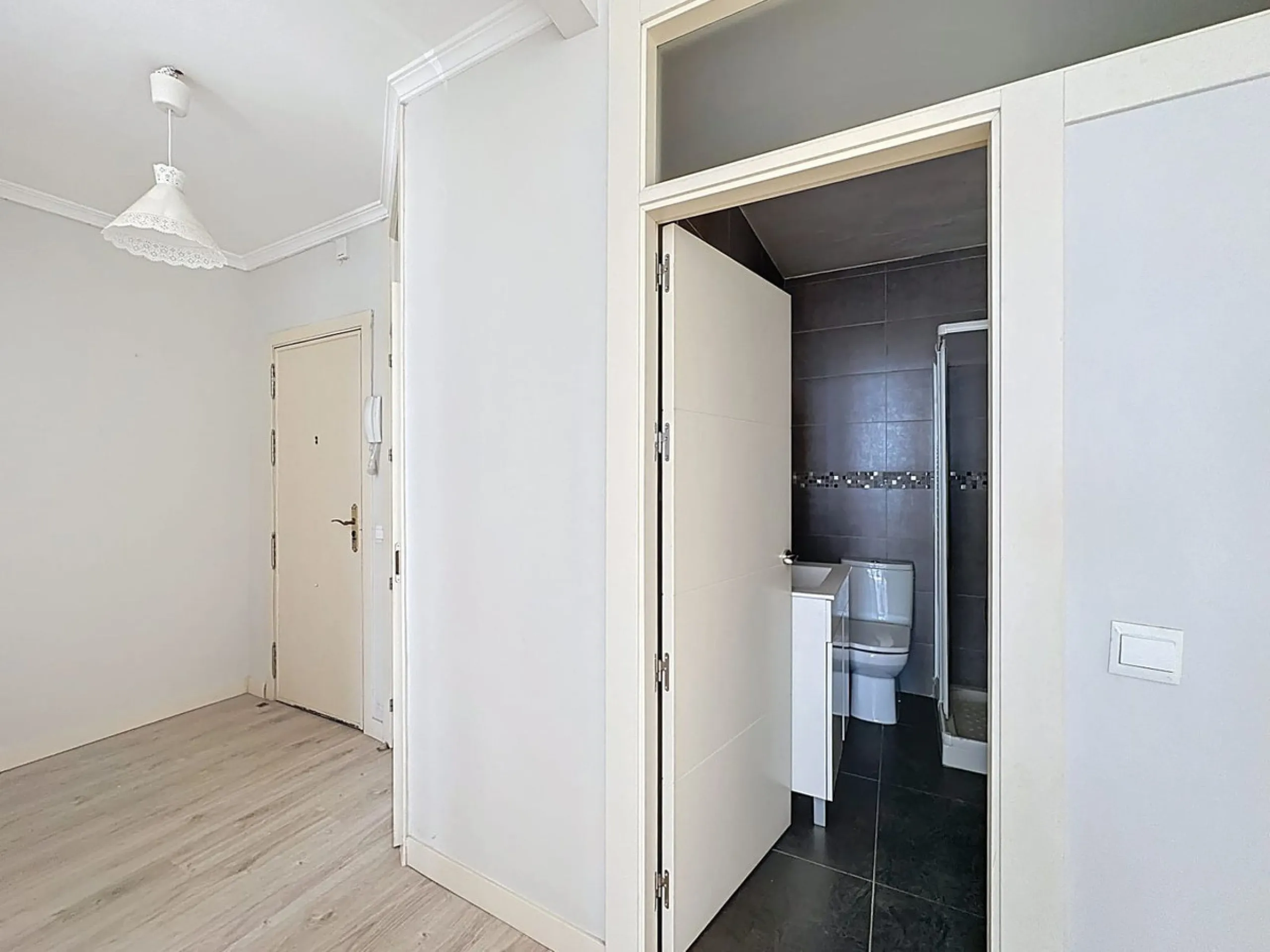 Apartment - Middle Floor Apartment в продаже в Málaga, Málaga. В доме 2 спален и 1 ванных комнат. Площадь дома 75 м²