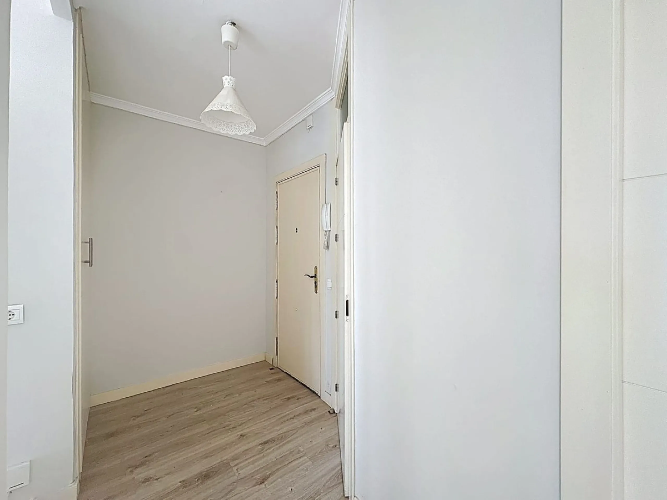Apartment - Middle Floor Apartment в продаже в Málaga, Málaga. В доме 2 спален и 1 ванных комнат. Площадь дома 75 м²