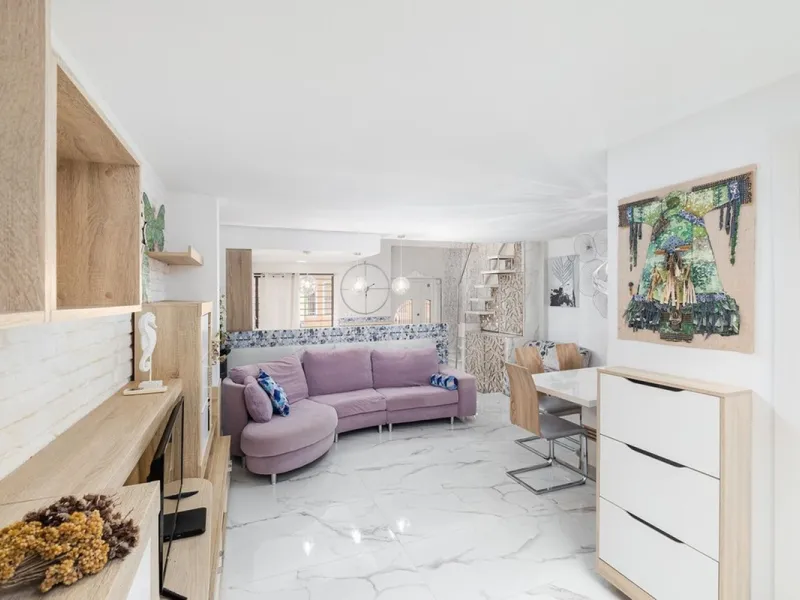 Beautiful designer townhouse in the best area of Malaga city, Pedregalejo bajo, 5 minutes walk from the beach, in a very quiet area, without noise or traffic, perfect for housing or vacation rental. It is completely renovated by decorators with luxury qua