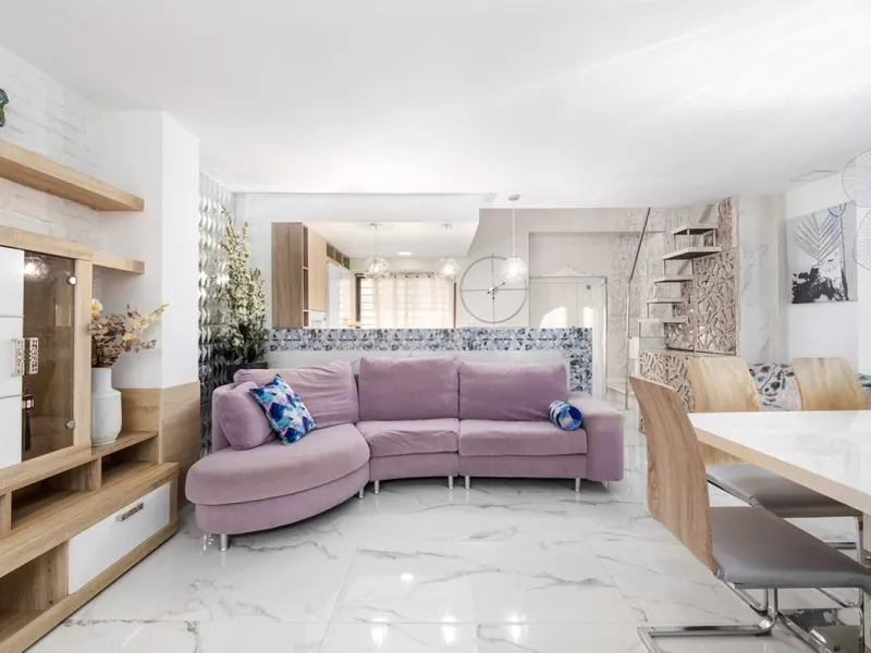 House - Townhouse в продаже в Málaga, Málaga. В доме 3 спален и 2 ванных комнат. Площадь дома 80 м²