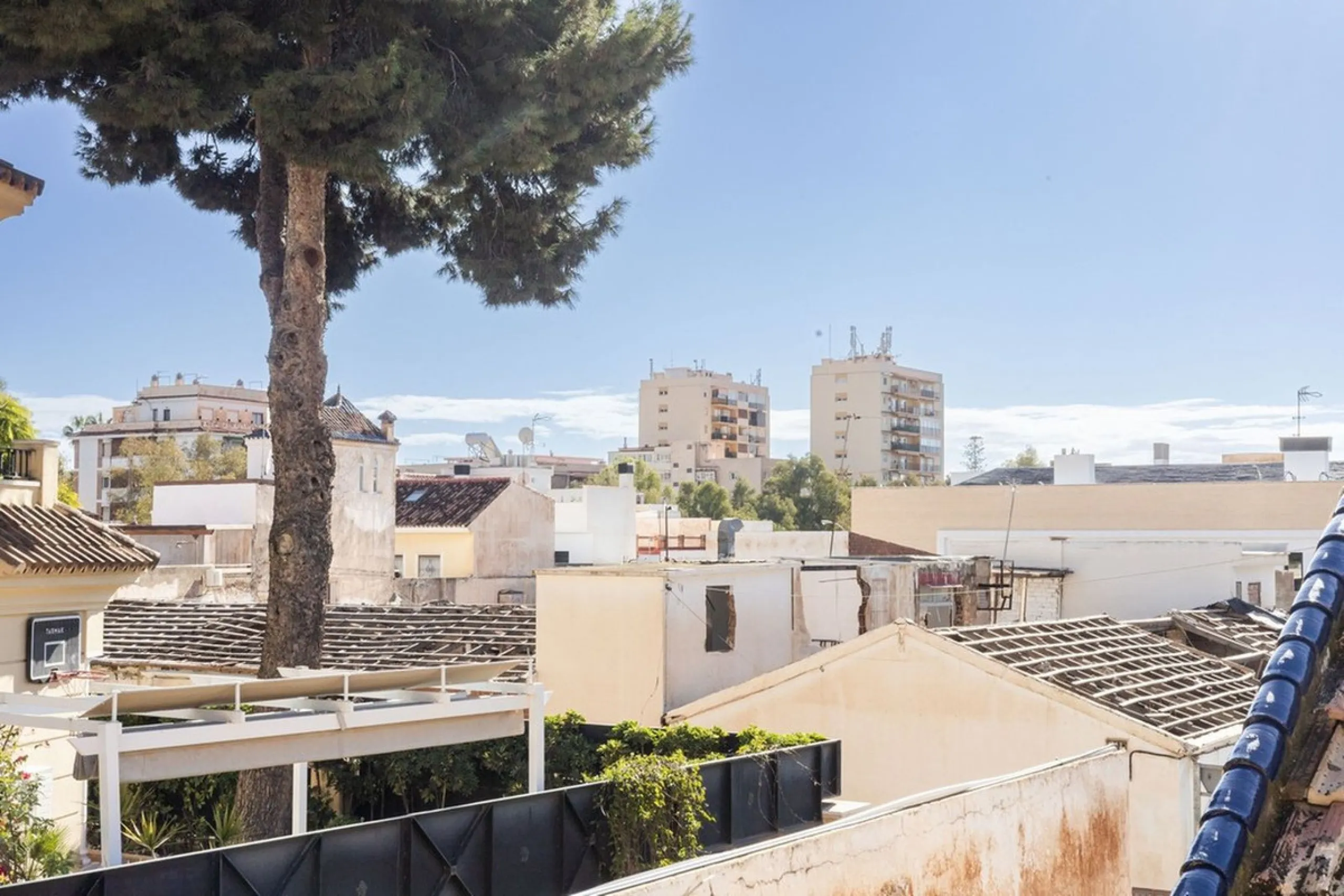 House - Townhouse в продаже в Málaga, Málaga. В доме 3 спален и 2 ванных комнат. Площадь дома 80 м²