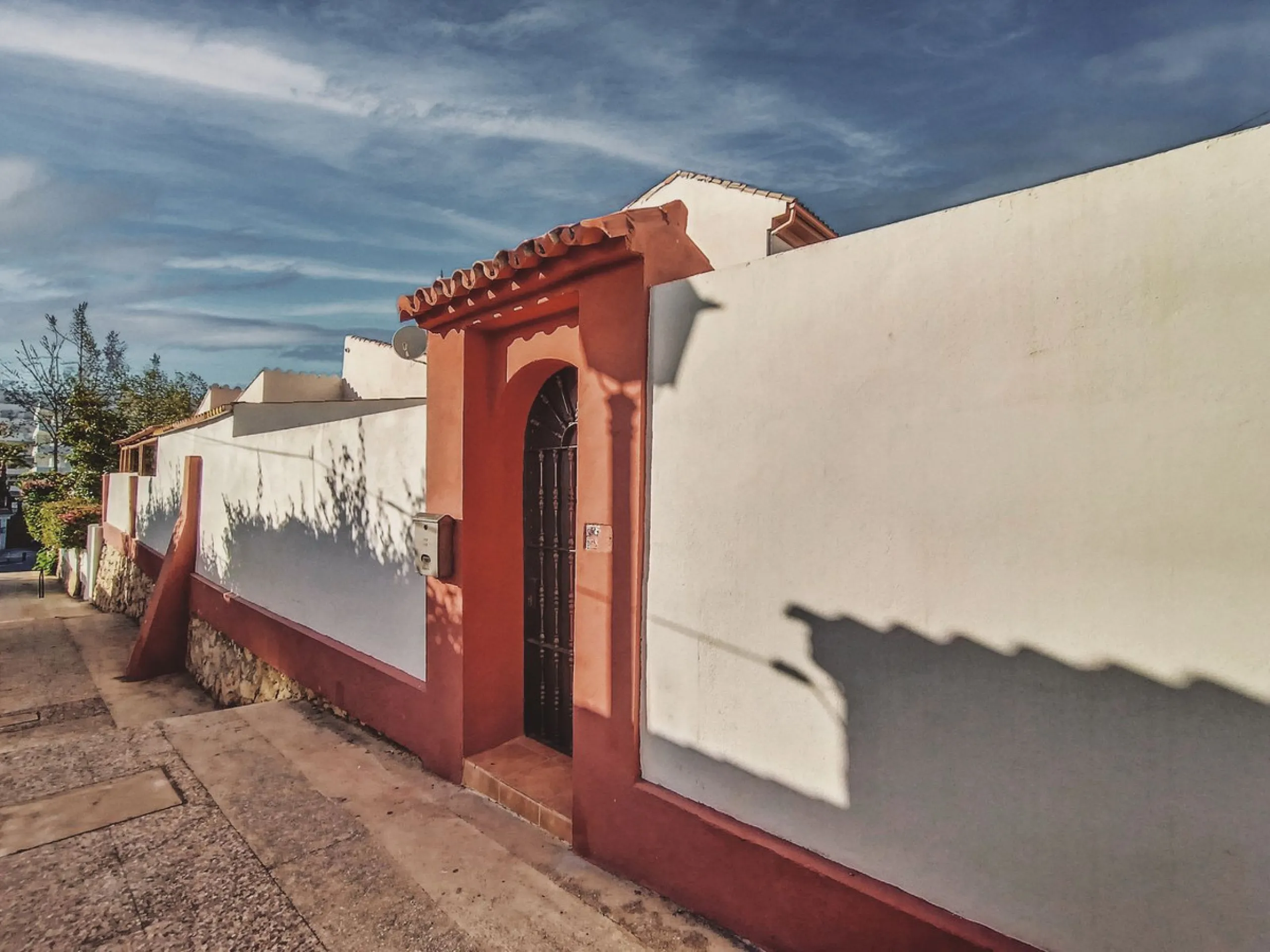 House - Semi-Detached House в продаже в Marbella, Málaga. В доме 3 спален и 1 ванных комнат. Площадь дома 168 м²