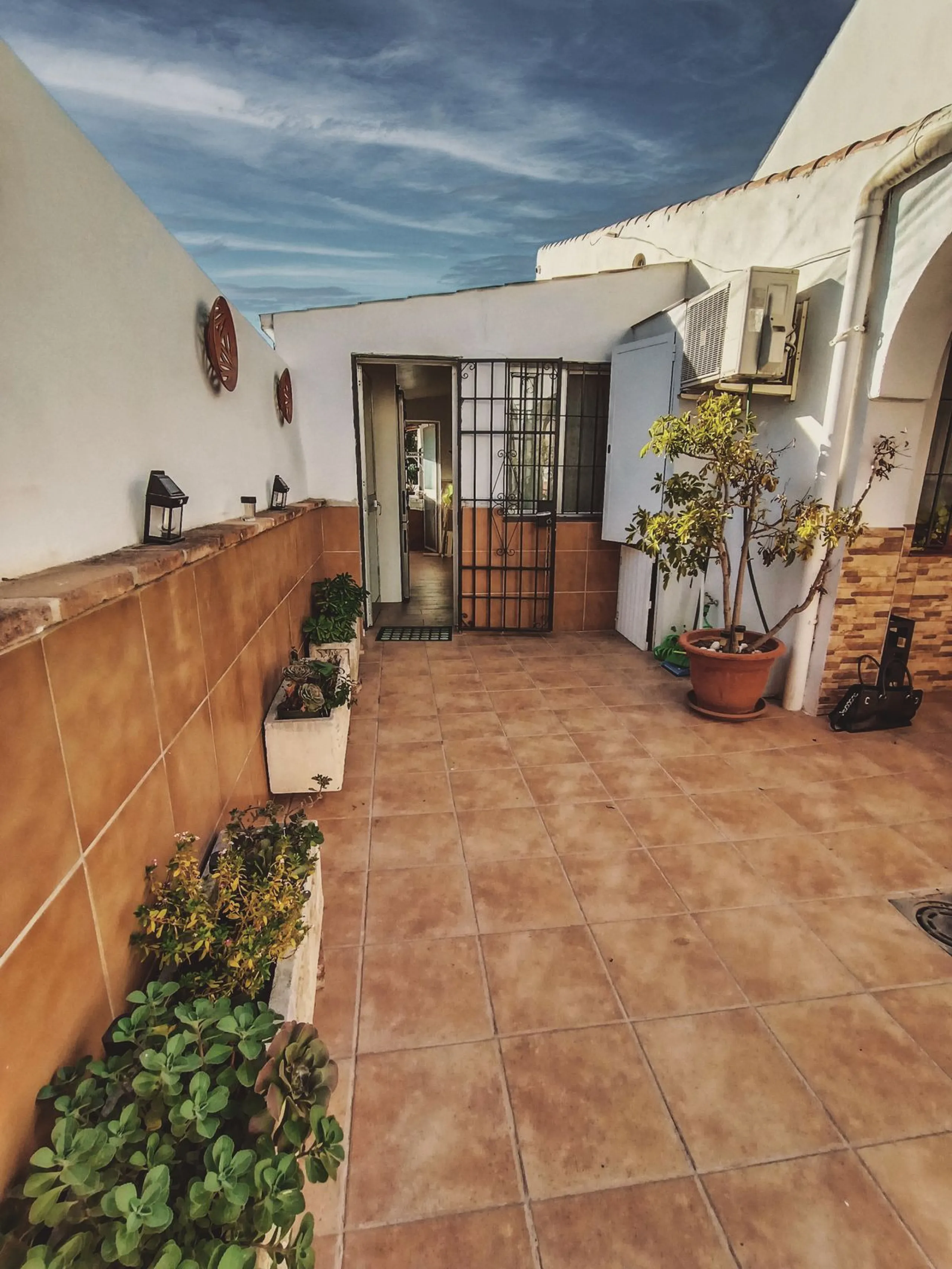 House - Semi-Detached House в продаже в Marbella, Málaga. В доме 3 спален и 1 ванных комнат. Площадь дома 168 м²